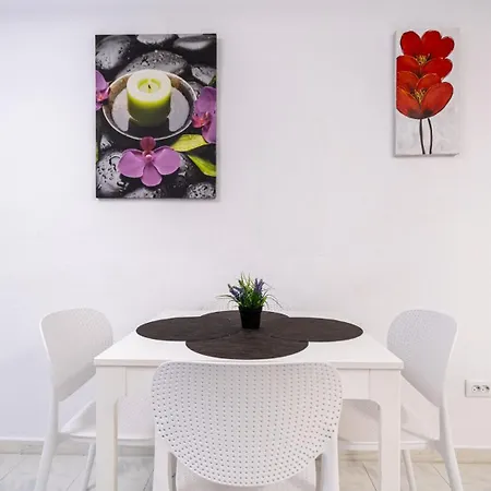 Calle Pedro Lorca Spacious Near Del Cura , Seafront With Many Reastoraunts, Supermarket Masymas And Pharmacy 24h Apartment